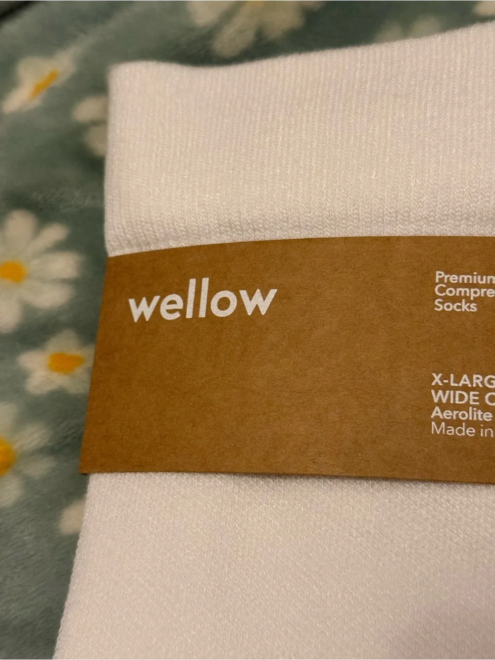 Wellow White Charcoal Wide Calf Knee High Aerolite+ Compression Socks - size XL